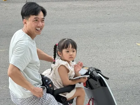 Hình ảnh giản dị của đại gia Cường Đô La: Mặc quần "xà lỏn", đi dép lê, chở con đi học bằng xe hai bánh