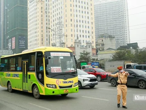 Hà Nội tăng cường xử lý xe đón, trả khách sai quy định