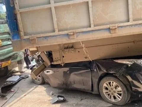 Hà Nội: Tai nạn liên hoàn, xe ôtô chở phụ nữ đi khám thai bẹp rúm