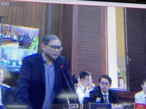 Đại gia Nguyễn Cao Trí được cảnh sát hỗ trợ lên bục khai báo, chủ tọa yêu cầu cung cấp bệnh án