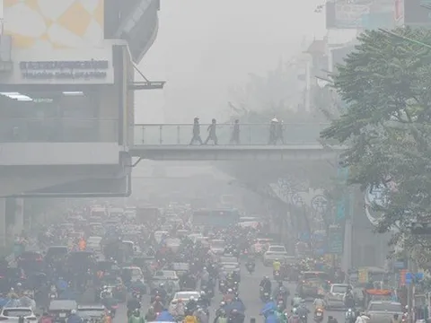 Hà Nội ô nhiễm không khí nhất thế giới sáng nay, cả thành phố chìm trong màn sương mù dày đặc