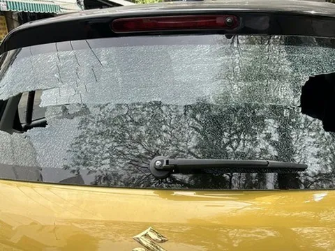 Nhà dân, ô tô gần sân bay Tân Sơn Nhất bị trúng đạn bi sắt