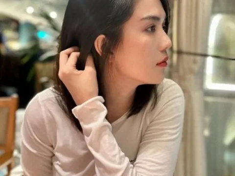 Ngọc Trinh tụ họp hội bạn showbiz, bị soi im hơi lặng tiếng với 1 nhân vật sau khi về nhà hưởng án treo