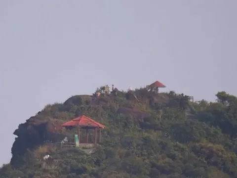 Tỉ phú Bill Gates tham quan đỉnh Bàn Cờ - Đà Nẵng