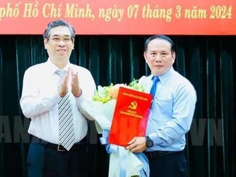 Trao quyết định của Ban Thường vụ Thành ủy TPHCM về công tác cán bộ