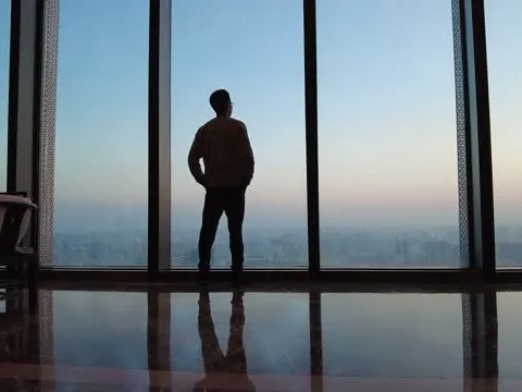 Hai chữ không thể thiếu trong cuộc sống của đàn ông tài trí sau tuổi 40: CHẬM và TĨNH