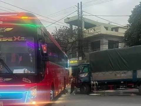 Hai học sinh ngồi xe khách đi tham quan bị rơi xuống đường ở Hải Phòng