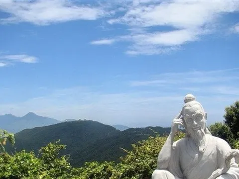 Tỷ phú Bill Gates uống trà cùng bạn gái trên đỉnh Bàn Cờ