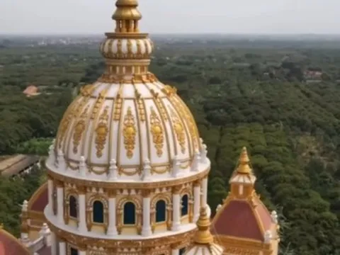 Tòa lâu đài phong cách Pháp cổ ở Hưng Yên gây "choáng" vì quá hoành tráng, nhưng phải vào trong mới thấy hết được sự "vương giả" của gia chủ