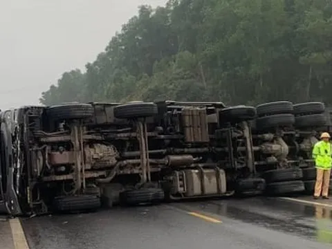 Ô tô tải lật ngang đường, cao tốc Cam Lộ - La Sơn ùn tắc