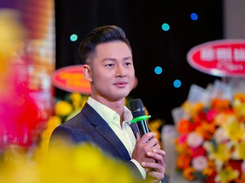 Nam ca sĩ Việt có mức cát-xê 2 tỉ đồng, tuổi 44 body 8 múi, trẻ đẹp nhưng vẫn độc thân