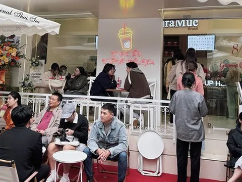 Trà sữa "huyền thoại" Thái Lan khai trương cửa hàng đầu tiên tại Hà Nội, thu hút khách tới đông nghịt