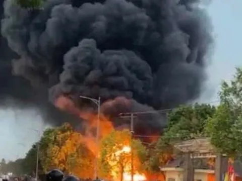 Khói lửa bốc lên ngùn ngụt trong trụ sở công an huyện ở Bình Thuận