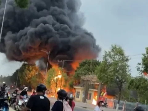 Bình Thuận: Lửa bốc cháy dữ dội bên trong trụ sở Công an huyệnTánh Linh