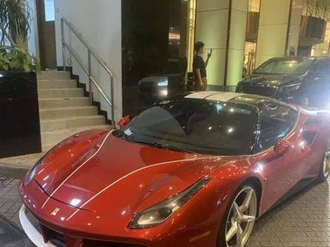 Siêu xe Ferrari 488 GTB tái xuất sau hơn một năm tông đổ cây tại Hà Nội