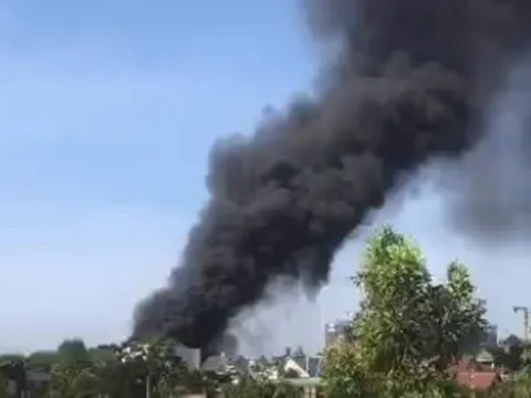 Cháy nhà hai tầng, khói đen bốc cao hàng chục mét