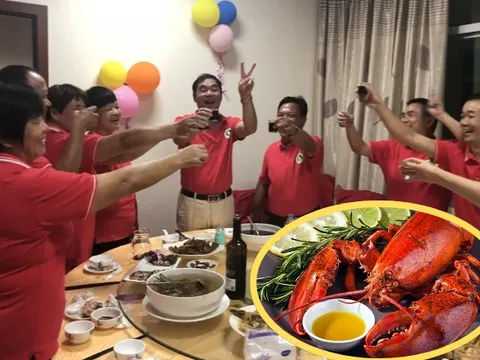 Họp lớp tôi đứng ra mời bữa tối, chẳng ngờ mọi người gọi 10 con tôm hùm lớn, nhìn hóa đơn mà tôi lặng người