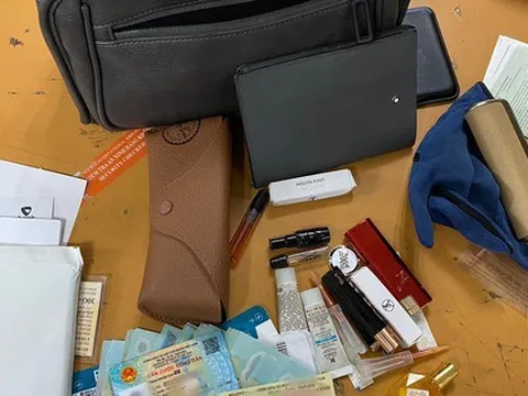 Người đàn ông quên ví chứa 55 triệu đồng trên xe đẩy sân bay