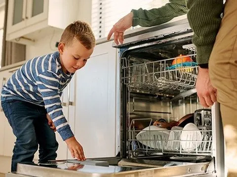 Vì sao không nên dùng nước rửa chén thông thường cho máy rửa bát? Hãy dùng viên rửa chuyên dụng nếu không muốn biến nhà bếp thành mớ hỗn độn