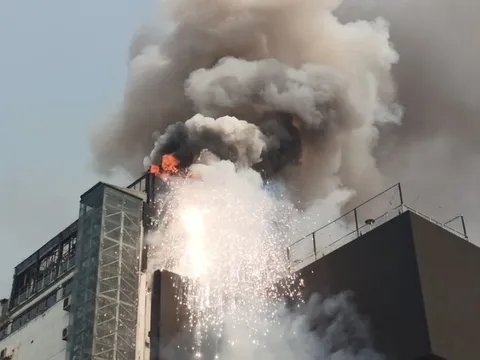 Tin mới nhất vụ cháy tại tòa nhà OCD ở Hà Nội, cột khói lửa bốc cao hàng chục mét