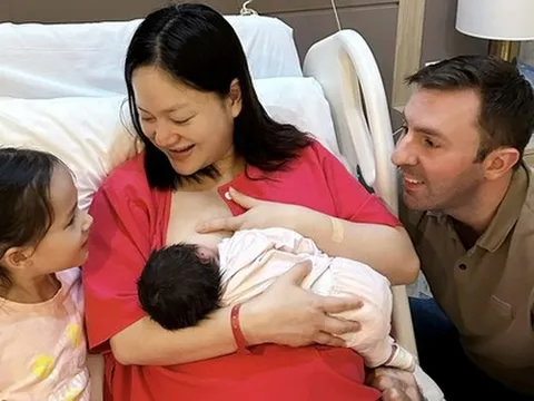 Để mặt mộc cho con ti sữa hậu sinh nở, Lan Phương trào nước mắt vì 1 câu nói của chồng ngoại quốc