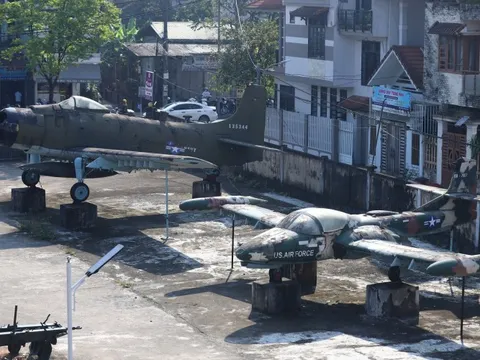 Hình ảnh bất ngờ về hàng loạt máy bay, xe tăng nổi tiếng một thời sau 40 năm 'dãi nắng dầm mưa'