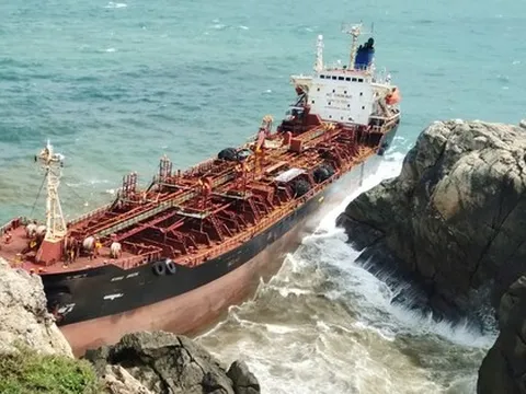 Trục vớt tàu "ma" dài 132 m trôi dạt vào biển Quảng Nam