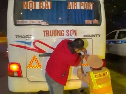 Phòng ngừa TNGT trên cao tốc CSGT dồn sức dán phản quang cho phương tiện