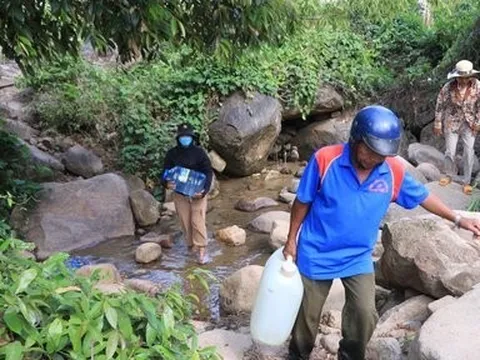 Người dân khốn khổ vì thiếu nước sạch