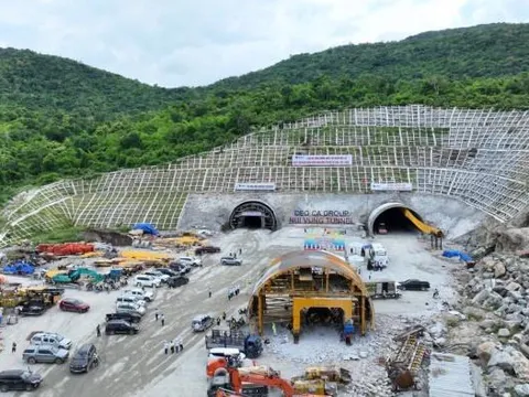 'Kỳ tích' hơn 900 ngày đào thông đường hầm xuyên núi dài nhất trên tuyến cao tốc 146.990 tỷ ở Việt Nam