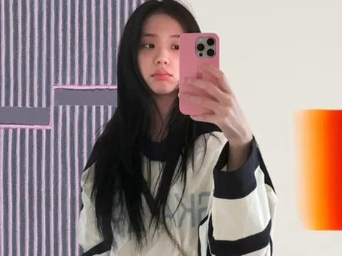 "Chủ tịch" Jisoo rước bức tranh giá 1,1 tỷ đồng về căn hộ riêng, nhìn không gian sống “art” quá chừng!