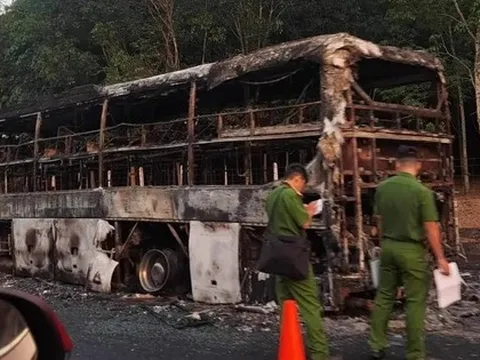 Hình ảnh xe khách cháy rụi trên đường cao tốc Phan Thiết - Dầu Giây