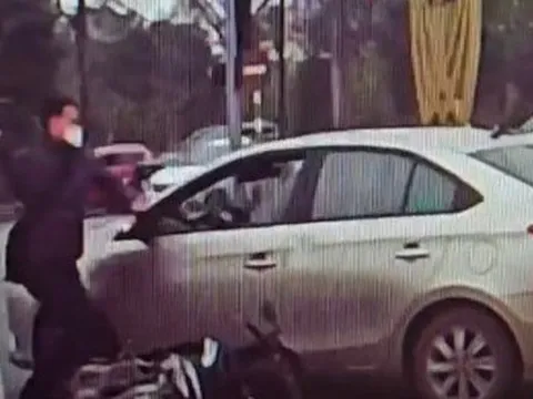Người đàn ông đập vỡ kính ôtô sau va chạm giao thông là cán bộ hải quan