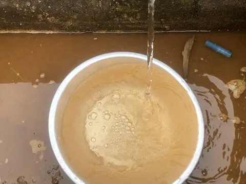 Hàng trăm người dân ở cạnh nhà máy nước mà vẫn "khát" nước