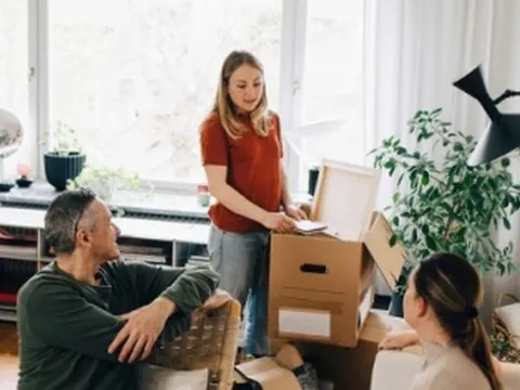 Con cái trưởng thành vẫn phải cưu mang đủ thứ, nhiều bậc cha mẹ kêu gào: Nghỉ hưu rồi không được yên thân dưỡng già