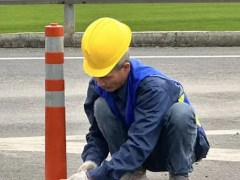 Ngày đầu khắc phục những bất cập nguy hiểm trên cao tốc Cam Lộ - La Sơn