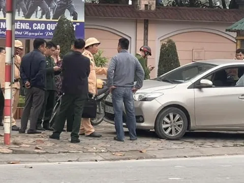 Tạm đình chỉ công tác cán bộ hải quan đập vỡ kính ôtô sau va chạm giao thông