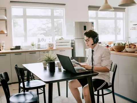 Không được nghe nhạc thoải mái lúc làm việc, chàng trai từ bỏ công việc lương cao