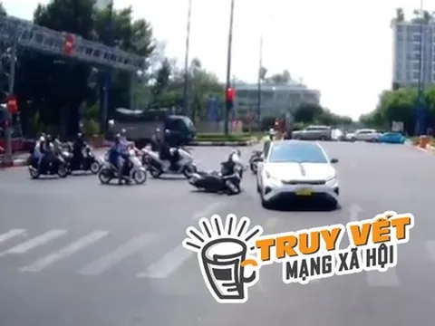 Xôn xao clip ô tô 4 chỗ vượt ẩu khiến xe máy té ngã ở TP Thủ Đức