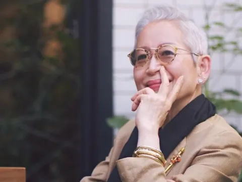 Youtuber dù 72 tuổi vẫn trẻ trung khó tin, bí quyết của bà vô cùng đơn giản: Không phải tập thể dục