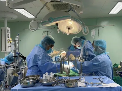 Xuyên đêm cứu sống bệnh nhân u tim hiếm gặp