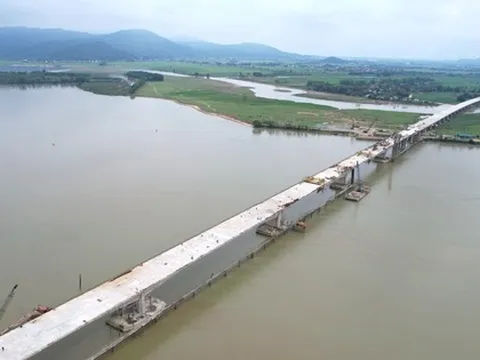 Hợp long cầu vượt sông hơn 1.300 tỷ đồng dài nhất cao tốc Bắc - Nam
