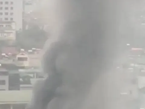 Hà Nội: Cháy phòng hiệu phó trường THCS Văn Quán, khói đen bốc cao nghi ngút