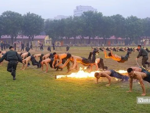 Hàng trăm chiến sĩ CSCĐ khổ luyện chào mừng 50 năm ngày thành lập