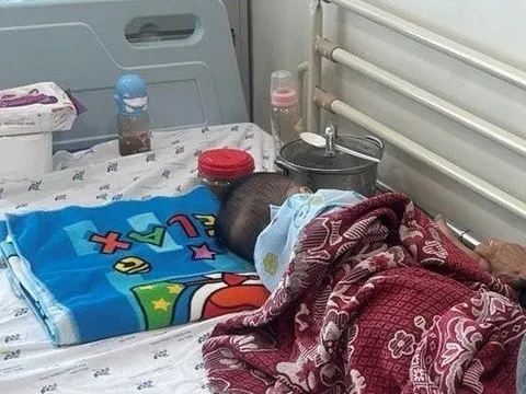 Được mẹ cho "ăn chay", bé trai nhập viện trong tình trạng co giật