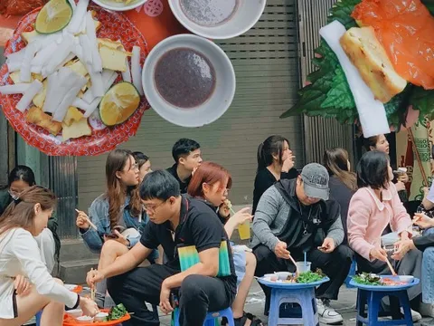 Dân tình Hà Nội "đổ xô" đi ăn sứa đỏ: 35k/suất, 10k gửi xe, khách xếp hàng chờ "dài cổ"