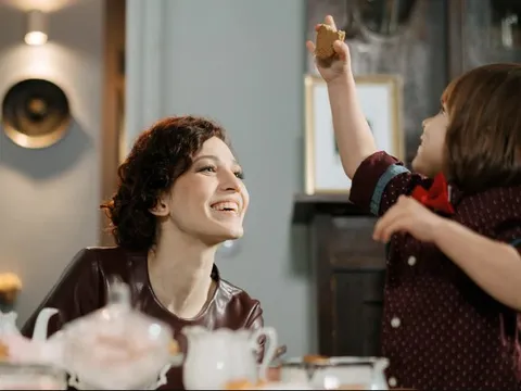 Làm bảo mẫu cho con người giàu, hưởng ké đặc quyền có 1-0-2, lương tới 30 triệu đồng/giờ: Tôi ngẫm ra giá trị học thực sự quan tâm