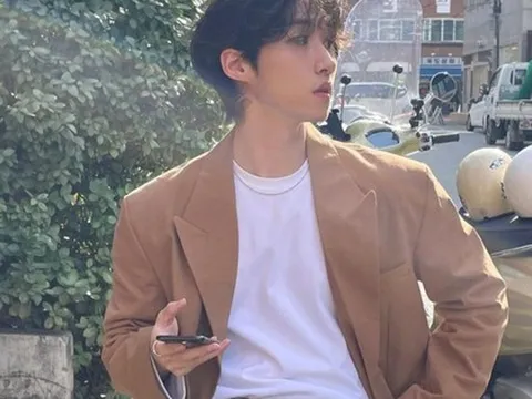 Lỗ nặng khi chỉ dồn tiền vào chứng khoán, người trẻ chuyển sang mua thêm vàng và gửi tiết kiệm vì "không muốn bỏ hết trứng vào cùng giỏ"