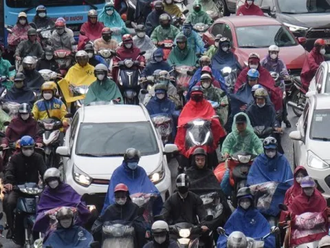 Nhiều tuyến đường Hà Nội ùn tắc hàng tiếng đồng hồ sau cơn mưa lớn kéo dài từ đêm