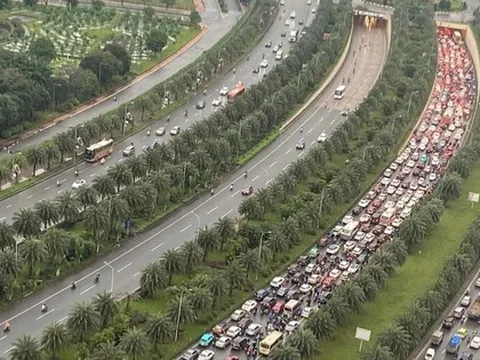 Ùn tắc nghiêm trọng trên Đại lộ Thăng Long: Yêu cầu chủ đầu tư dỡ rào thi công